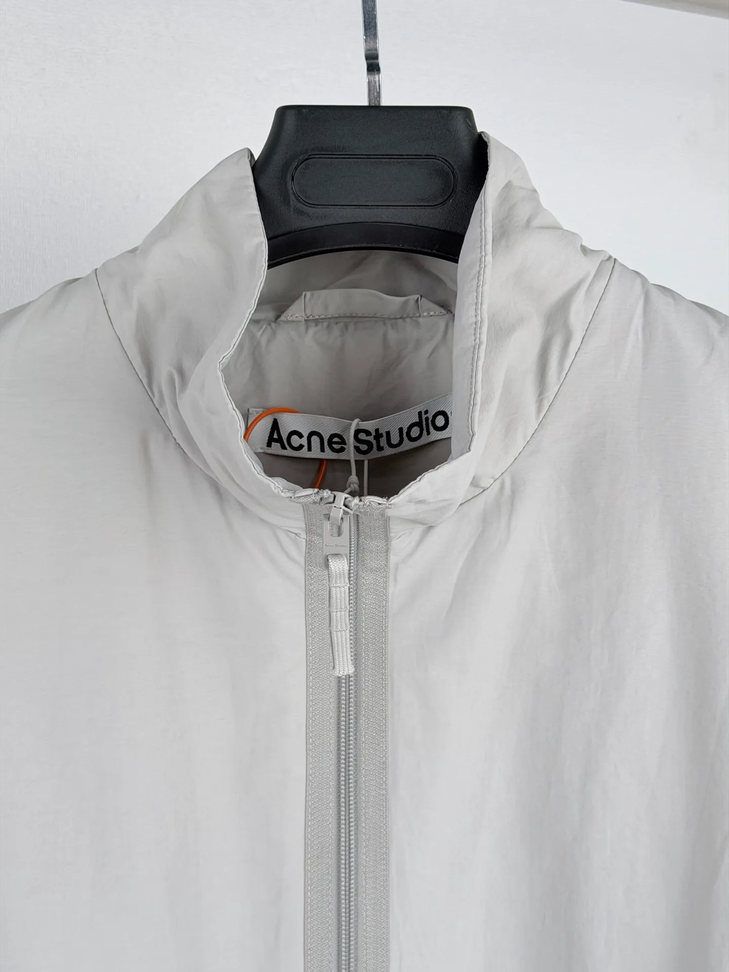Acne Studios embroidered logo windbreaker jacket. Custom-made Ninglan light woven machine blend. Lightweight and windproof. Stiff and tough. Smoky pink and white calming. It embodies the cool and minimalist Scandinavian aesthetics. Stand-up collar with full zipper for neat opening and closing. Full lining on the inside to improve the smoothness of putting on and taking off. Elastic elasticated precision cuffs at the hem create a relaxed and loose cropped silhouette. Three-dimensional logo embroidery in the same color on the back. Engraved with STOCKHOLM. Chronicle The embroidery is integrated with the body of the garment, hiding the brand's traceability context. The minimalist shape integrates the functional core to interpret the relaxed and relaxed style of high-end ready-to-wear. Process 1: Using imported machine embroidery technology. Using advanced computer control systems and precision mechanical components to realize the Acne Studios logo embroidery operation. High precision. The lines are smooth and delicate. Process 2: The fabrics have been fermented and washed. They have a better hand feel and texture. They are not easy to deform, shrink or fade. Maintain long-term beauty Accessories: Customized 1:1 Acne webbing Customized 1:1 Acne zipper Customized 1:1 Acne trademark Version: Loose version Size: 44 46 48 50